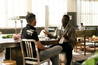 Dos personas en una entrevista